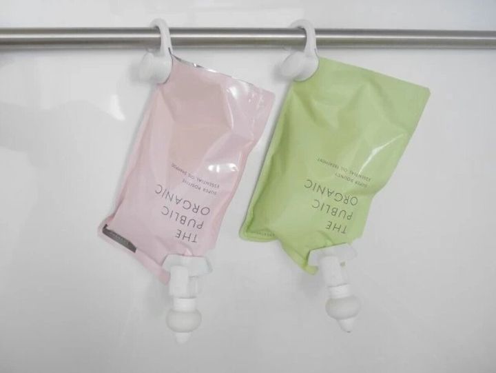 シャンプーとトリートメントの詰め替えパックが吊るされている