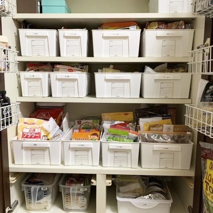 棚にトリムバスケットが整然と並べられ食品が収納されている