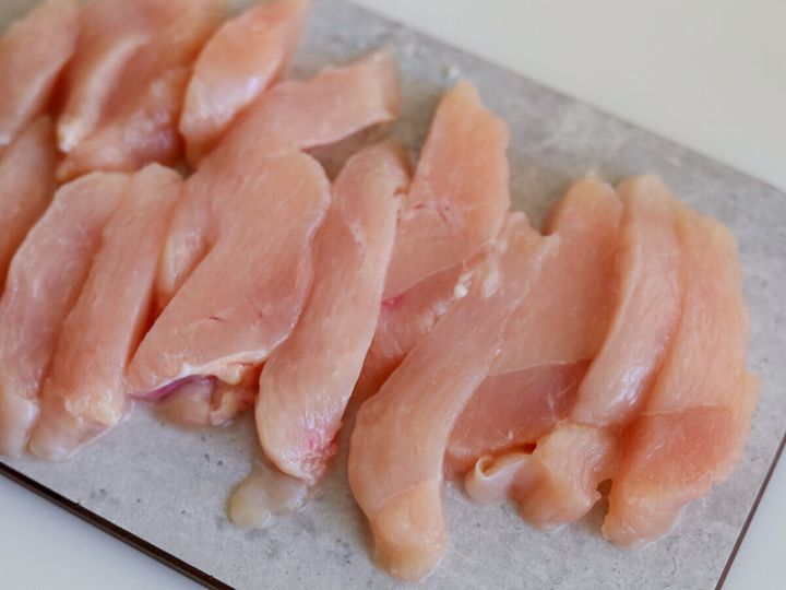 まな板の上で棒状に切られた鶏むね肉