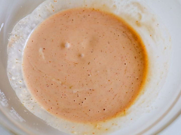 マヨネーズ、牛乳、ケチャップなどを混ぜ合わせたマヨソース