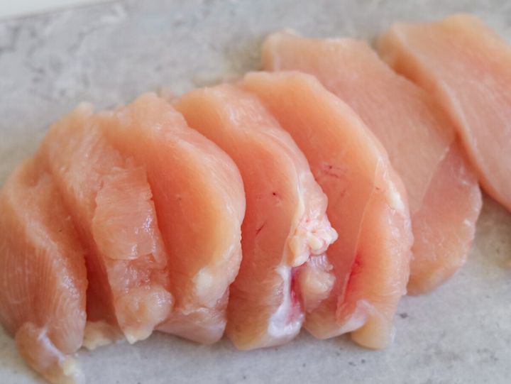まな板の上で1cm幅に切られた鶏むね肉