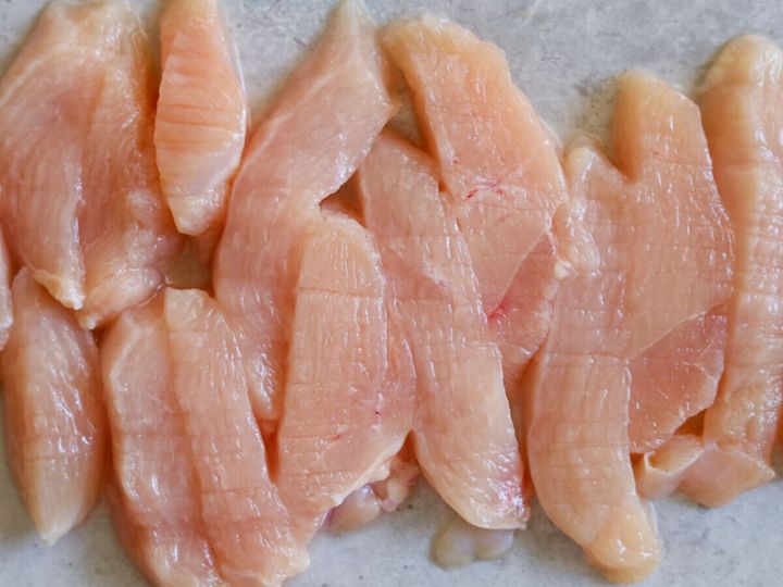 包丁で叩かれ繊維が切られた鶏むね肉