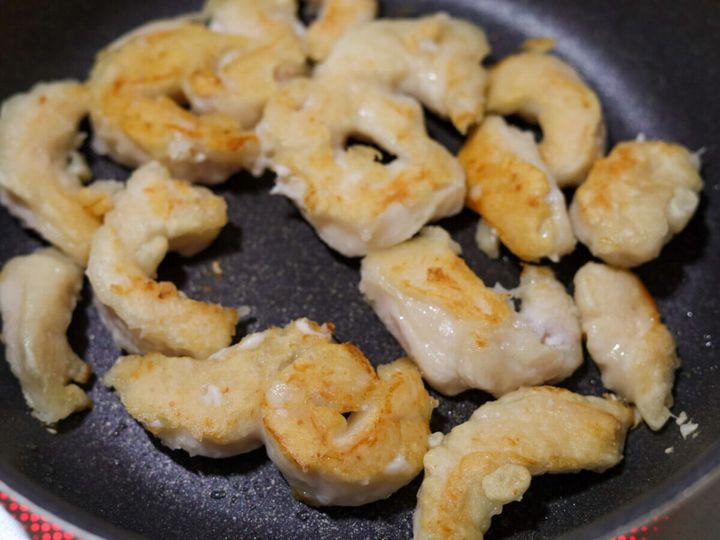 フライパンでこんがりと焼き色がついた鶏むね肉