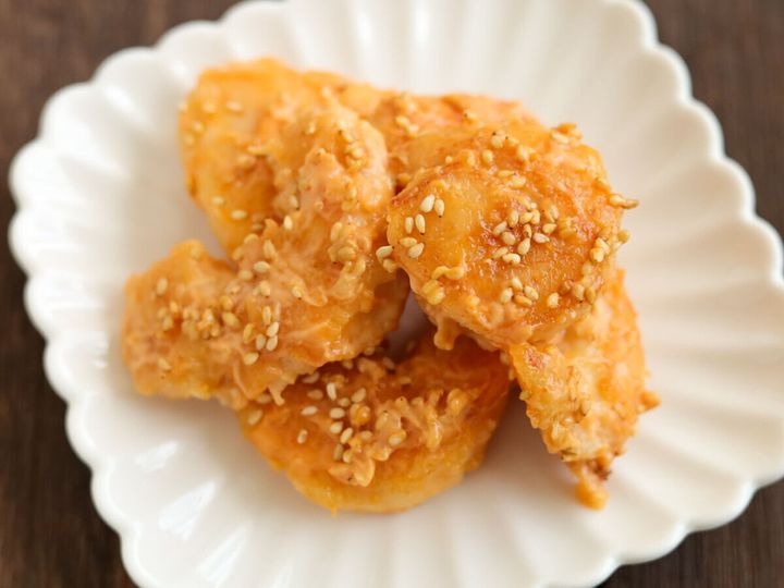 白いりごまが振られたアレンジバージョンの鶏マヨ