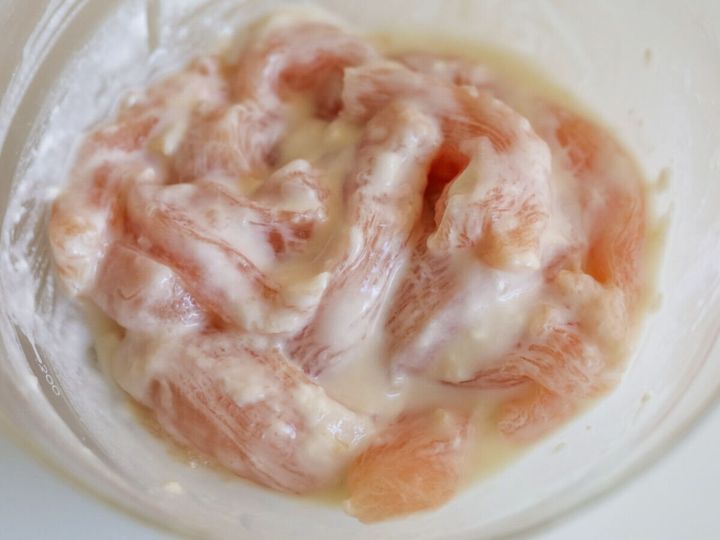 鶏むね肉に片栗粉、小麦粉、酒が混ぜ合わされている
