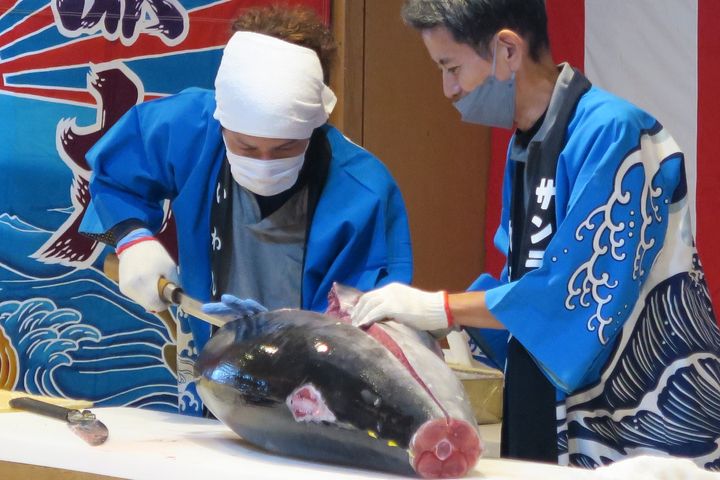 まぐろ解体ショーの実演