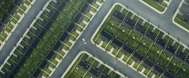 パステルカラーの家が延々と続く住宅街ヨンダーから抜け出せない『ビバリウム』 [c]Everett Collection/AFLO