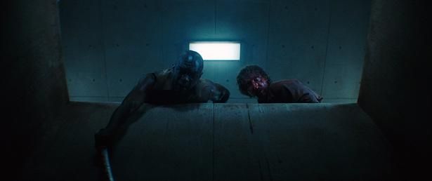 下層階の住人は常に飢えに苦しむことに(『プラットフォーム』) [c]Everett Collection/AFLO
