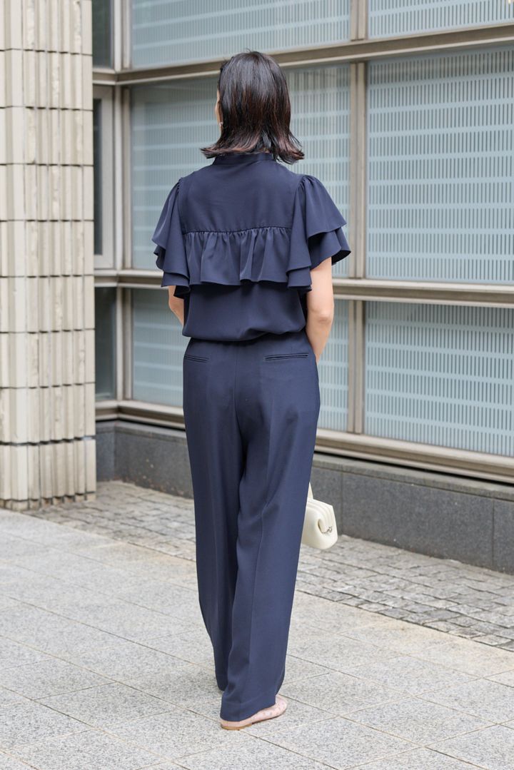 クラウドチームVERY太田史帆子の[THREE SQUARE]バックフレアパールブラウスコーデ