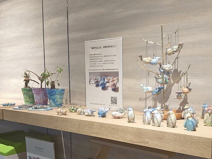 クジラキーホルダーとコースター、フラワーポットの陳列