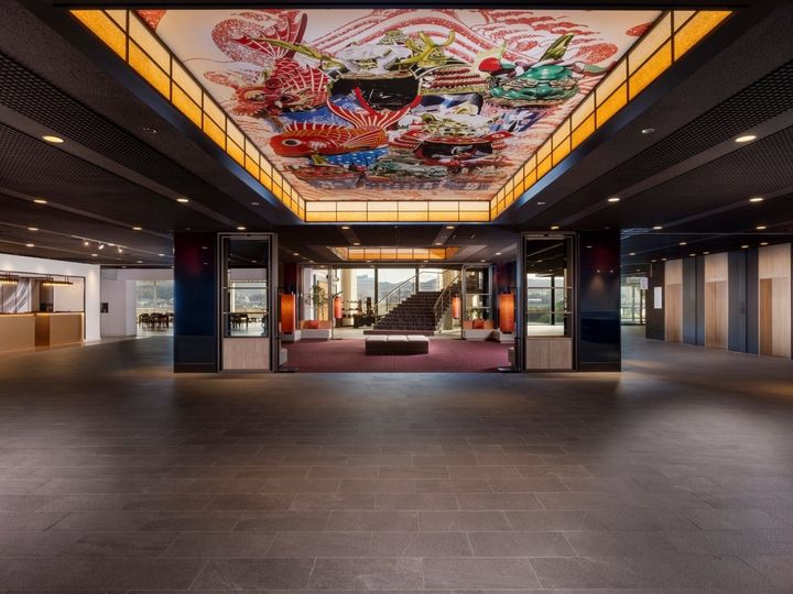 唐津くんちの曳山をモチーフにした天井アートが飾られたホテルロビー