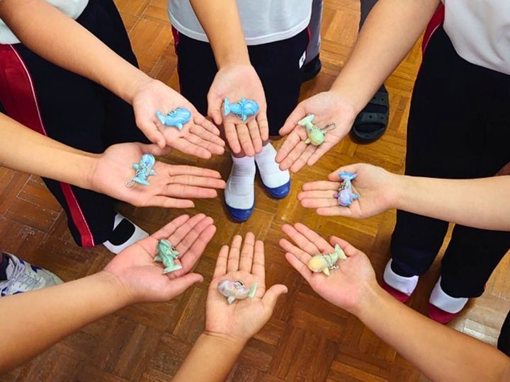 完成したクジラキーホルダーを手にする小川小中学校の子どもたち