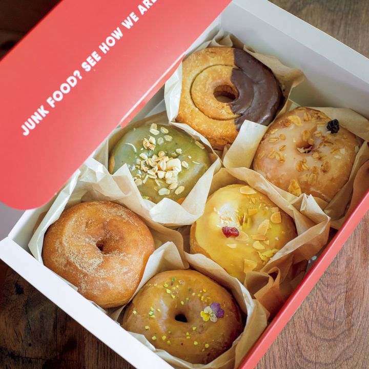 箱に入った〈HOW DOUGHNUTS〉のドーナツ