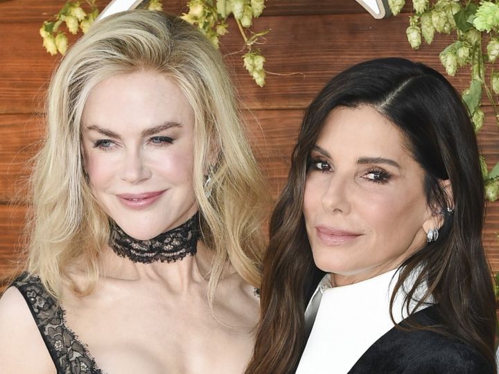 （左から）ニコール・キッドマン＆サンドラ・ブロック、『プラクティカル・マジック／魔女たちの秘密』LAプレミアに登場 （C）AFLO width=