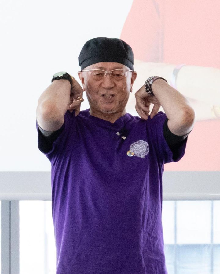 指先を肩に当てて、肘を前に。
