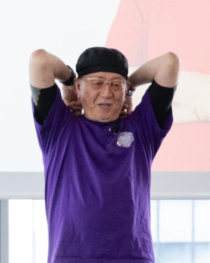 肩に手を置いたまま真上に。
