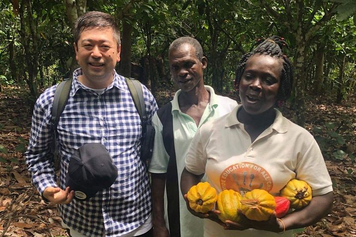 UMEYA BRAINERY代表取締役 清永東誉さんとガーナの農園の生産者