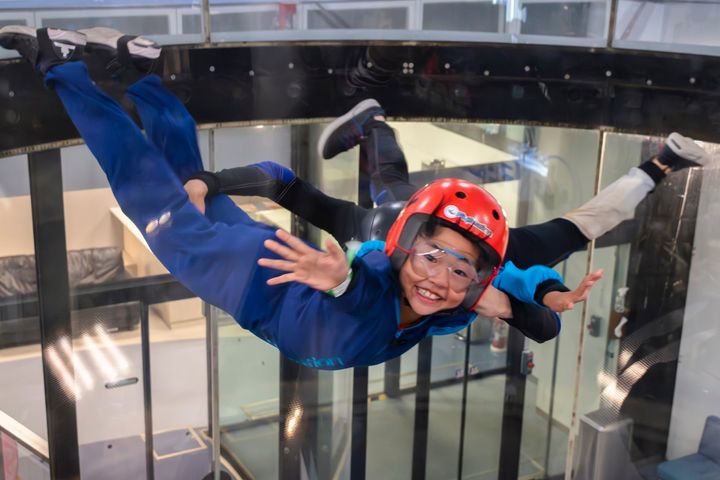 FlyStation Japanで体験フライトを行う女性