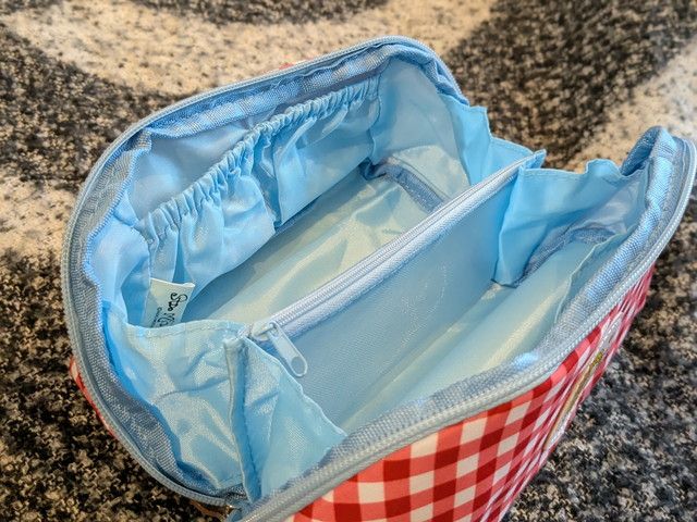 ポーチを開いた内側全体の様子