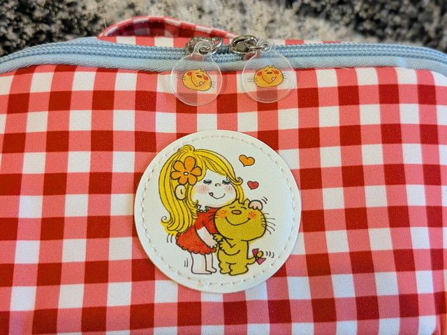 レザー調タグと引き手チャームのアップ