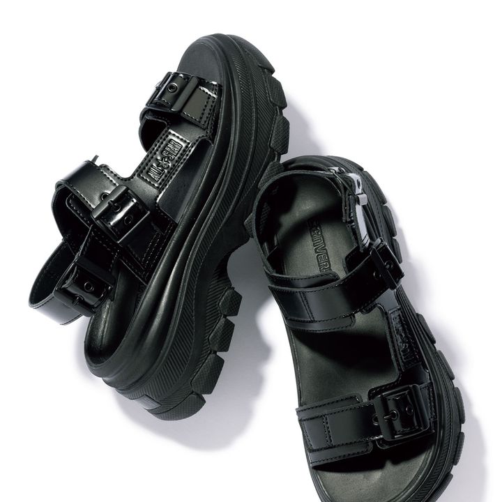 オールスターのロゴ入り厚底黒サンダル