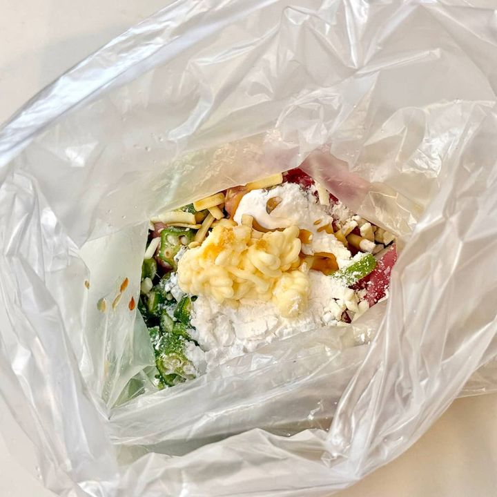 袋に材料を入れて揉みこむ