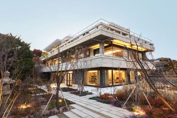 「OSULLOC TEA HOUSE 北村店」の外観／提供：OSULLOC