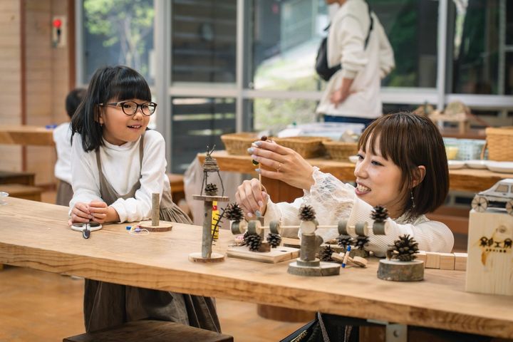 クラフト体験をする子ども