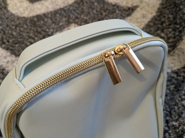 ポーチ上部のダブルジッパー引き手のアップ