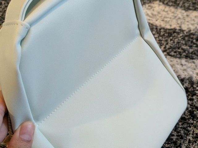 ポーチ背面の折り返し部分の外観アップ