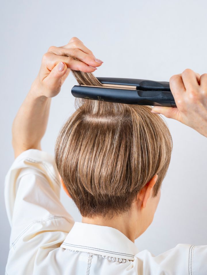 ヘアアイロンで伸ばす