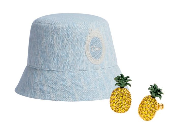 「キラキラの輝きが夏！」（H）イヤリング￥110,000、 新アイコンの“ディオール メダリオン”がアクセント。ハット￥115,000（ともにディオール／クリスチャン ディオール）