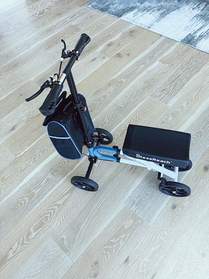 骨折して数日後にはニー・スクーターを注文しました