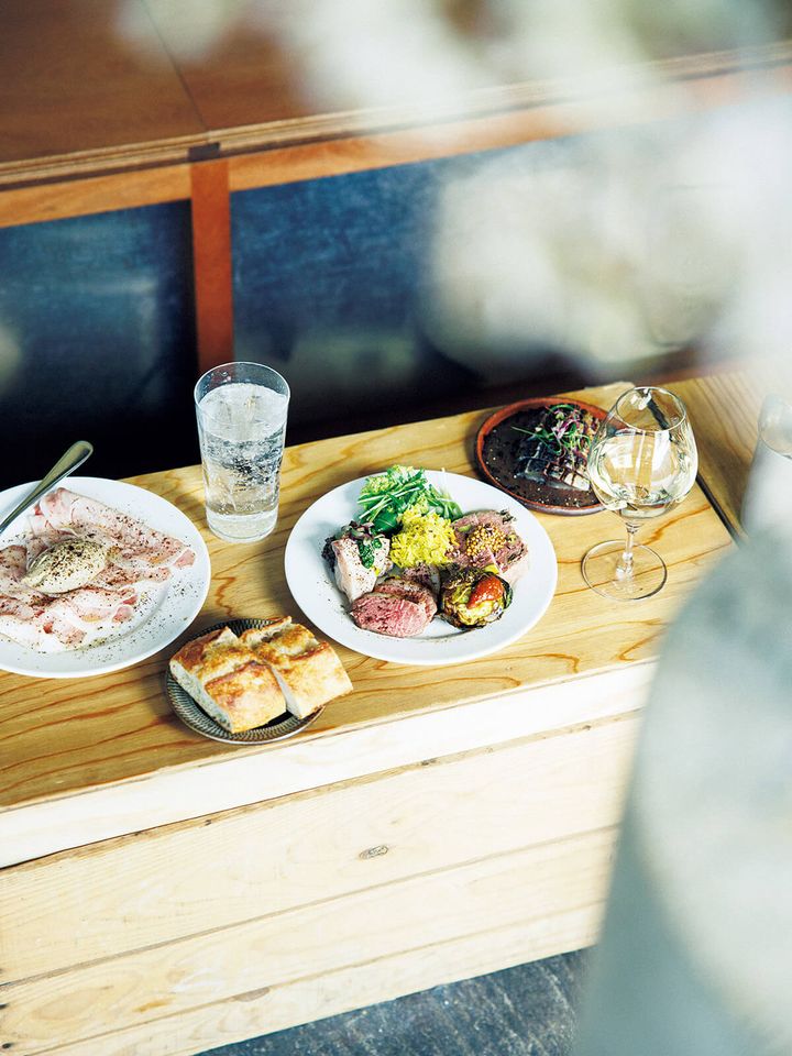 京都〈this is ormary store〉しめ鯖とブルーチーズのマッシュポテト、パテ・ド・カンパーニュやブリの炙りなどちょっとずつ５種盛り、バゲットと塩バターパン、自家製豚ハム トンナートソース
