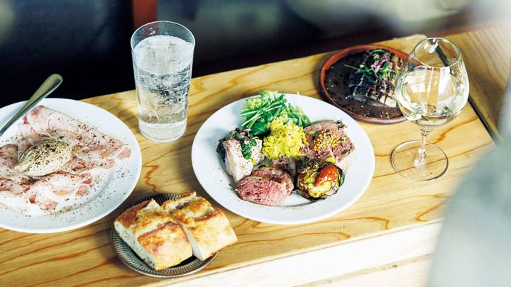 京都〈this is ormary store〉しめ鯖とブルーチーズのマッシュポテト、パテ・ド・カンパーニュやブリの炙りなどちょっとずつ５種盛り、バゲットと塩バターパン、自家製豚ハム トンナートソース