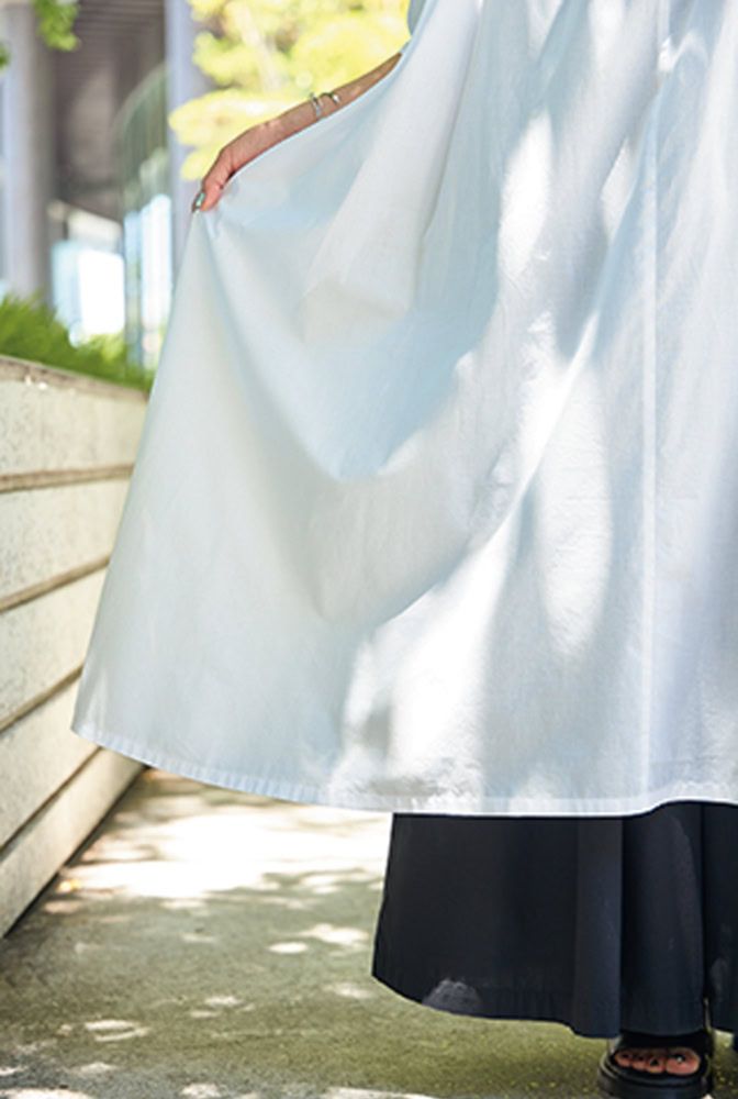 綿×麻素材で袖部分にもゆとりがあり、通気性がよく涼しい！ 程よい自然なシワ感があって白でも肌なじみしやすいです。