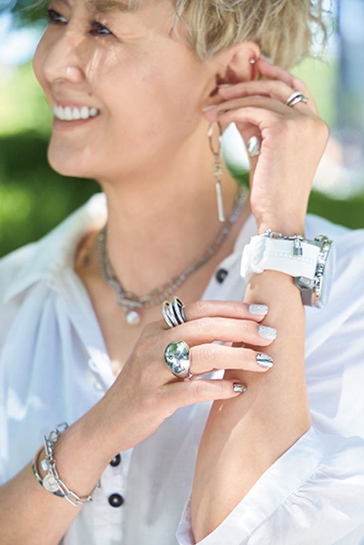 「暑い季節はシルバーアクセが大活躍！ 見た目からひんやり感があって複数つけます。ネイルもシルバーにして手元全体を涼しげに」