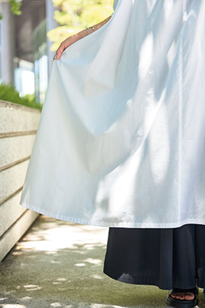 綿×麻素材で袖部分にもゆとりがあり、通気性がよく涼しい！ 程よい自然なシワ感があって白でも肌なじみしやすいです。