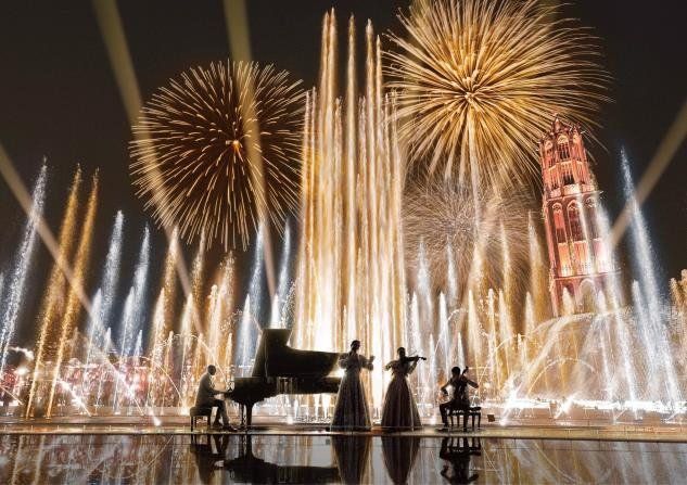 噴水と花火、生演奏を伴う夜間ライトアップショー