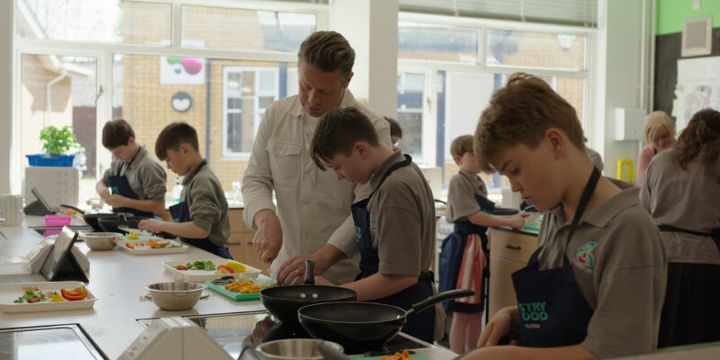 イギリスの学校給食を改善したジェイミー・オリヴァー。Netflix映画『シェフのテーブル：レジェンド』独占配信中