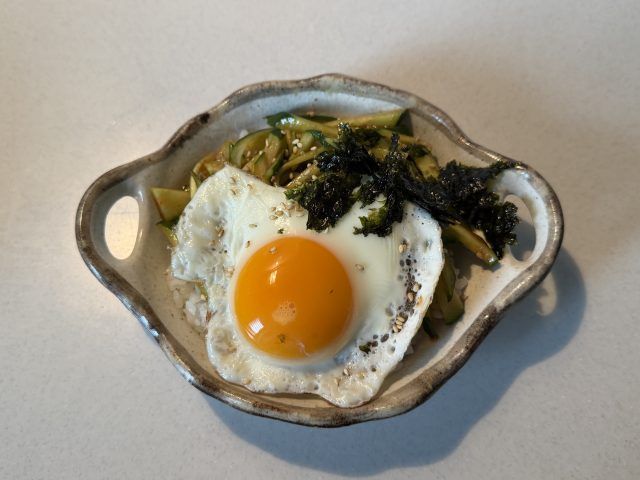 海苔と白ごまをトッピングしたピリ辛きゅうり丼