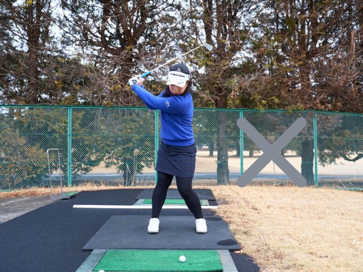 両足にカゴを挟むだけ！アイアンで正確なショットを打つコツ