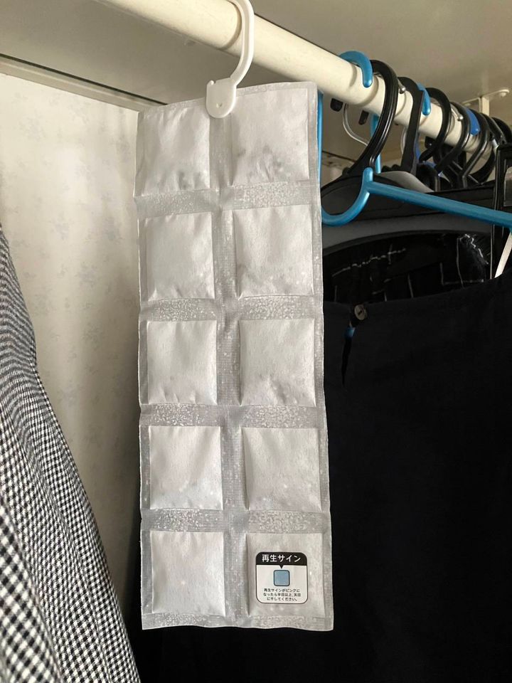 ダイソー：くり返し使える除湿シート(クローゼット・洋服タンス用、1枚)