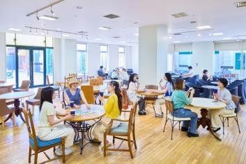 木製家具が並ぶ屋内休憩スペース「クールラウンジ」