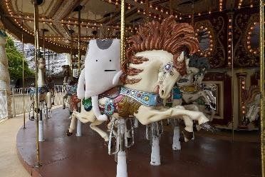 ガウディカルーセルに乗るタンクトップくん