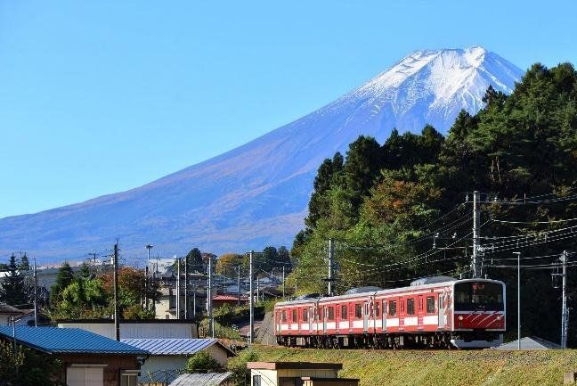 富士山を背景に走る赤白カラーの電車
