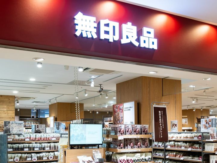 無印良品の「婦人 透かし柄ヘンリーネック長袖Tシャツ」は、軽やかな透かし柄編みの素材が特徴の新商品です。すっきりとしたシルエットとインナーとしての使いやすさが話題になっており、その魅力を紹介します。