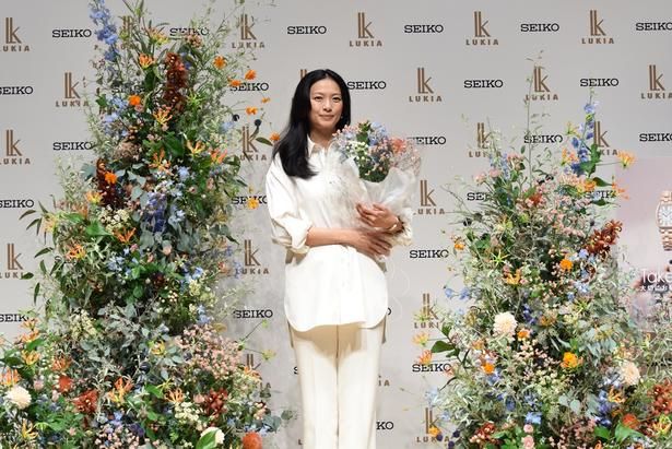 ブーケを手にした榮倉奈々さんのフォトセッション 撮影：ソムタム田井