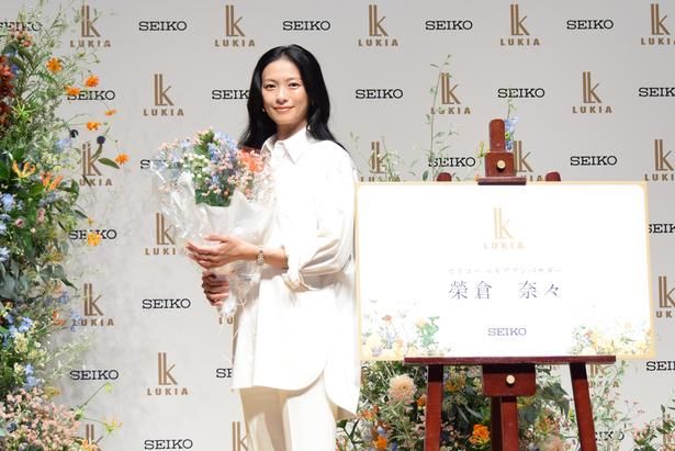 特大サイズの名刺の前でフォトセッションを実施 撮影：ソムタム田井