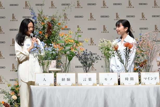 6つのワードと紐づいた花のなかから、気になる4種を選ぶ 撮影：ソムタム田井